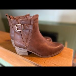 Women’s Size 7.5 Denver Hayes Booties
